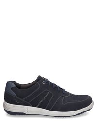 Sneaker in suede blu navy con accenti grigi, superficie texturizzata, intersuola bianca e cuciture a contrasto. Presenta un design con lacci e suola in gomma.