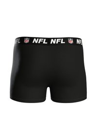 Czarne bokserki o gładkiej fakturze, z szerokim, elastycznym paskiem w talii z nadrukiem "NFL" na biało oraz małym logo NFL z przodu.