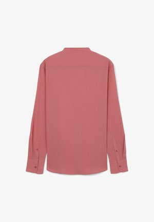 Camicia a maniche lunghe in rosa cipria, realizzata in un tessuto testurizzato. Presenta un collo a camicia e polsini con bottoni, progettata con una vestibilità rilassata.