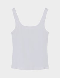 Λευκή αμάνικη ριμπ τοπ με φαρδιές τιράντες στους ώμους και τετράγωνη λαιμόκοψη, τοποθετημένη επίπεδα σε ουδέτερο φόντο.