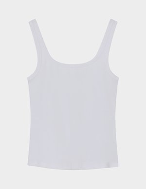 Biały, bezrękawnik z prążkowanej dzianiny, szerokimi ramiączkami i kwadratowym dekoltem, ułożony płasko na neutralnym tle.