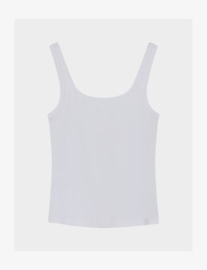 Bílý bezrukávový žebrovaný top s širokými ramenními popruhy a čtvercovým výstřihem, položený na neutrálním pozadí.