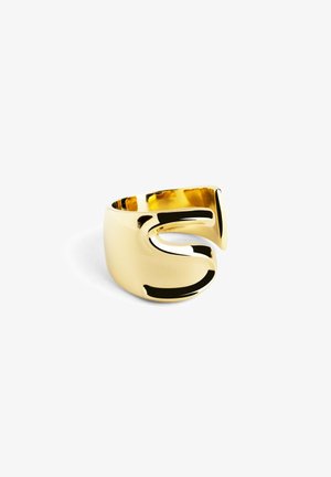 Goldfarbener Metallring mit einem geschwungenen, offenen Design und glatter, polierter Oberfläche. Verfügt über ein markantes Ausschnittdesign, das einem stilisierten Buchstaben 'S' ähnelt.