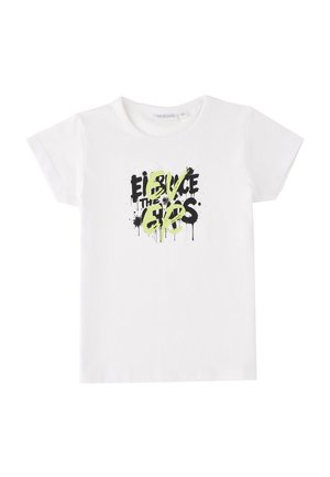 Maglietta bianca a maniche corte con scollo rotondo, con testo graffiti nero e verde neon che recita "ELIMINATE THE BORDERS."