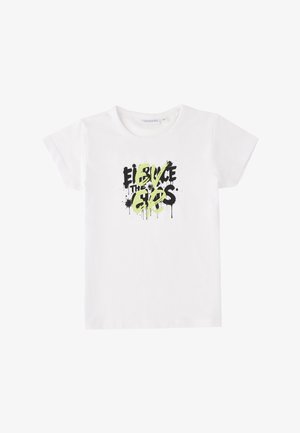 T-shirt blanc à manches courtes avec encolure ronde, arborant un texte graffiti en noir et vert néon disant « ELIMINATE THE BORDERS. »