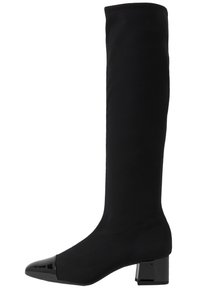 Bottes noires jusqu'aux genoux avec un dessus en tissu élégant, un bout en vernis noir brillant et un talon bloc pour la stabilité.