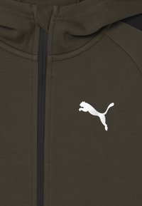 Mørkegrøn zip-up hoodie med en blød tekstur, der har en sort lynlås og et hvidt Puma-logo på venstre side.