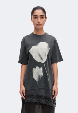 Topshop, TSBRIT FLORAL TEE - Тениска с щампа - jet black washed