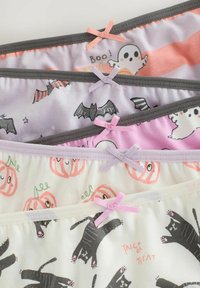 Quattro paia di mutandine per ragazze con motivi a tema Halloween: fantasmi, pipistrelli, zucche e gatti neri, con fiocchetti decorativi in colori pastello.