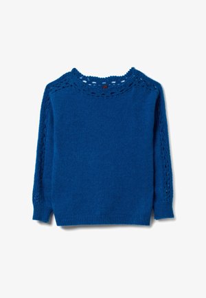 Blauwe gebreide trui met kantdetails langs de halslijn en mouwen, geribbelde boorden en een gestructureerde onderrand.