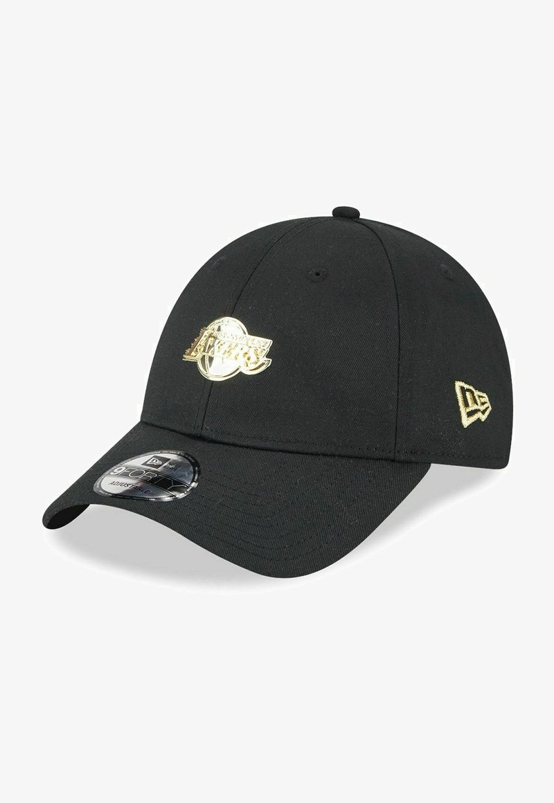 Schwarze Baseballmütze mit gebogenem Schirm, auf der Vorderseite mit einem goldgestickten Los Angeles Lakers-Logo und einem kleinen goldenen Logo an der Seite.