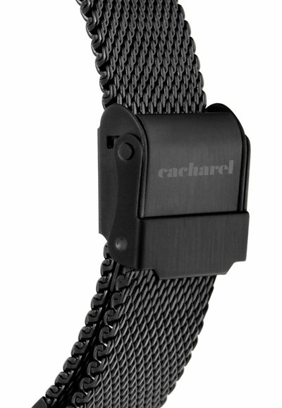 Zwart metalen gaas polsband met een sluiting waarop het gegraveerde merknaam "cacharel" staat in een matte afwerking.