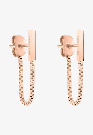 Boucles d'oreilles en or rose avec une tige rectangulaire et un design de chaîne liée, présentant une finition polie et une gravure de marque subtile.
