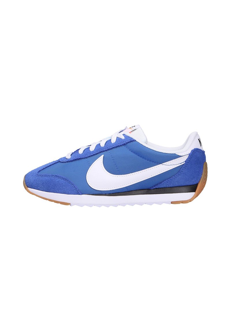 Chaussures de sport bleues avec un logo swoosh blanc, présentant un mélange de matériaux en daim et en textile, des lacets plats et une semelle extérieure en caoutchouc gomme.