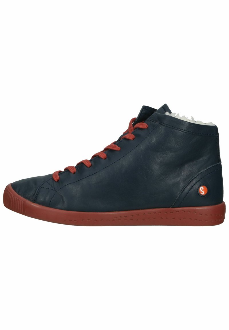 Zapatillas altas de cuero navy con cordones rojos, suela de goma y acentos texturizados. Presentan un logo circular en el lado.