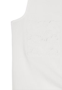 Biały bezrękawnik z fakturowaną aplikacją haftu kwiatowego po lewej górnej stronie, wykonany z miękkiego materiału o gładkim wykończeniu.