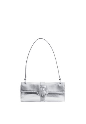 Pochette métallique argentée avec un détail de boucle à l'avant et une fine bandoulière sur fond blanc.