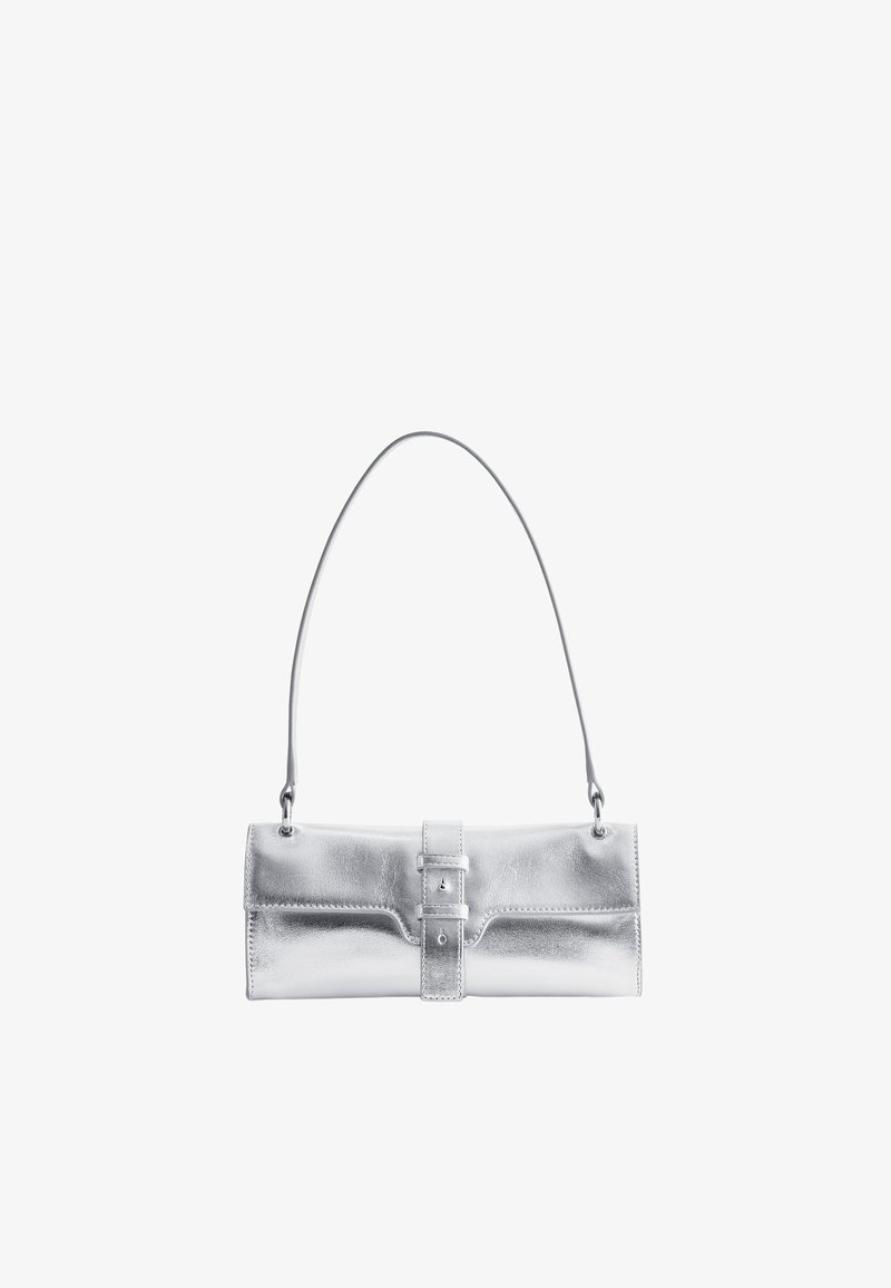 Pochette métallique argentée avec un détail de boucle à l'avant et une fine bandoulière sur fond blanc.
