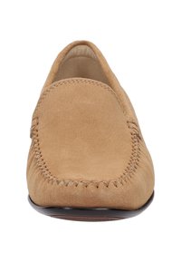 Hnědé semišové mokasíny s kulatou špičkou, které mají dekorativní prošívání vpředu a hladkou, lesklou podrážku.