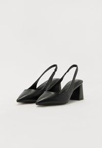Musta nahkainen slingback-kengät, joissa on terävä kärki ja keskikorkea lohko-kenkäkorko, joissa on sileä pinta ja minimalistinen muotoilu.