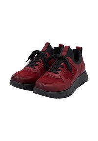 Rote Turnschuhe aus einer Kombination von Leder und Wildleder, mit schwarzen Akzenten, dicken Sohlen und traditionellen Schnürsenkeln.