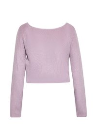 Lila gekürzter Pullover mit langen Ärmeln, gestrickter Struktur und weitem Rundhalsausschnitt. Einfaches Design ohne zusätzliche Muster oder Akzente.