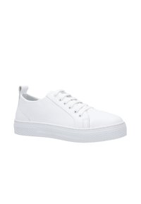 Weiße Ledersneaker mit einer abgerundeten Spitze, flacher Gummisohle, sechs Ösen für die Schnürsenkel und einer Schlaufe an der Ferse. Keine sichtbaren Muster oder Akzente.