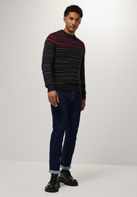 Street One MIT STRUKTURSTREIFEN - Strickpullover - rot