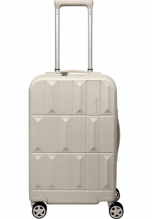 Beige harde handbagagekoffer met telescopische handgreep en vier zwenkwielen, met geprofileerde geometrische vierkantpatronen aan de voorkant.