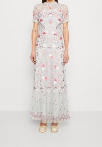 Broderad maxiklänning i genomskinlig ljusgrått tyg, med blommönster i rosa och lila, Volangärmar och en flerskiktad fåll.