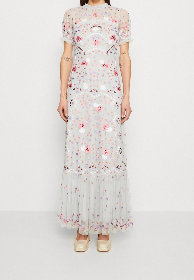 Broderad maxiklänning i genomskinlig ljusgrått tyg, med blommönster i rosa och lila, Volangärmar och en flerskiktad fåll.