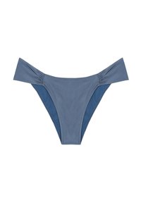 Parte inferior de bikini azul con una textura suave, tiras laterales anchas y detalles fruncidos. Diseñada con una ligera forma en V para una cobertura mínima.