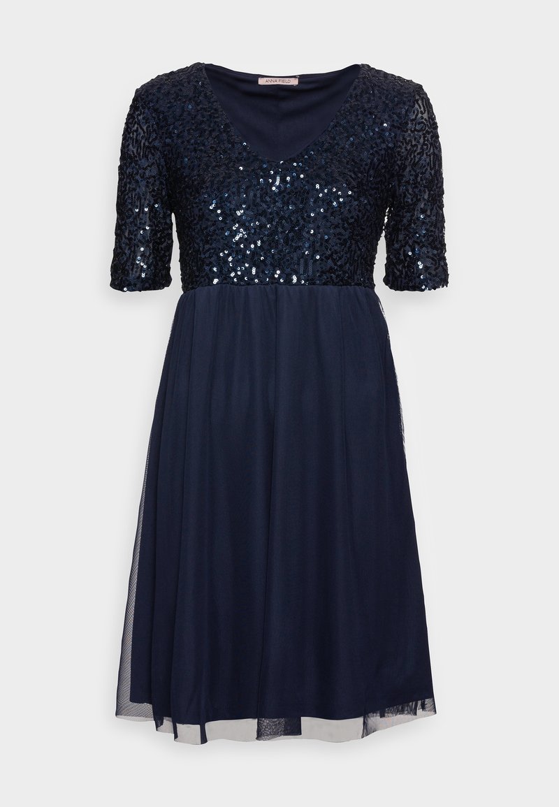 Robe bleu marine longueur genou avec manches courtes et corsage recouverts de sequins, encolure en V et jupe fluide en chiffon.