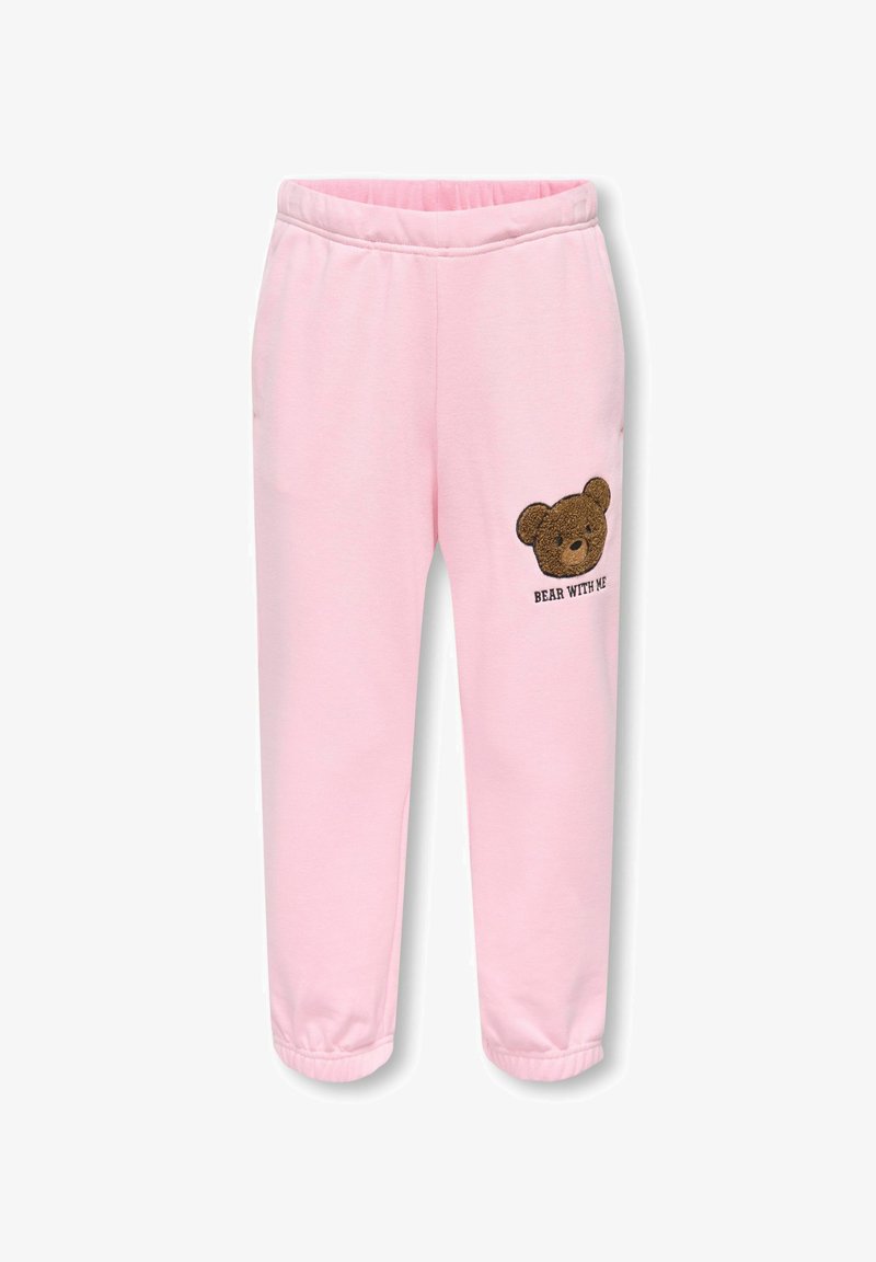 Lyserøde sweatpants med elastisk taljebånd og en bjørnegrafik broderet på venstre ben, ledsaget af teksten "BEAR WITH ME."
