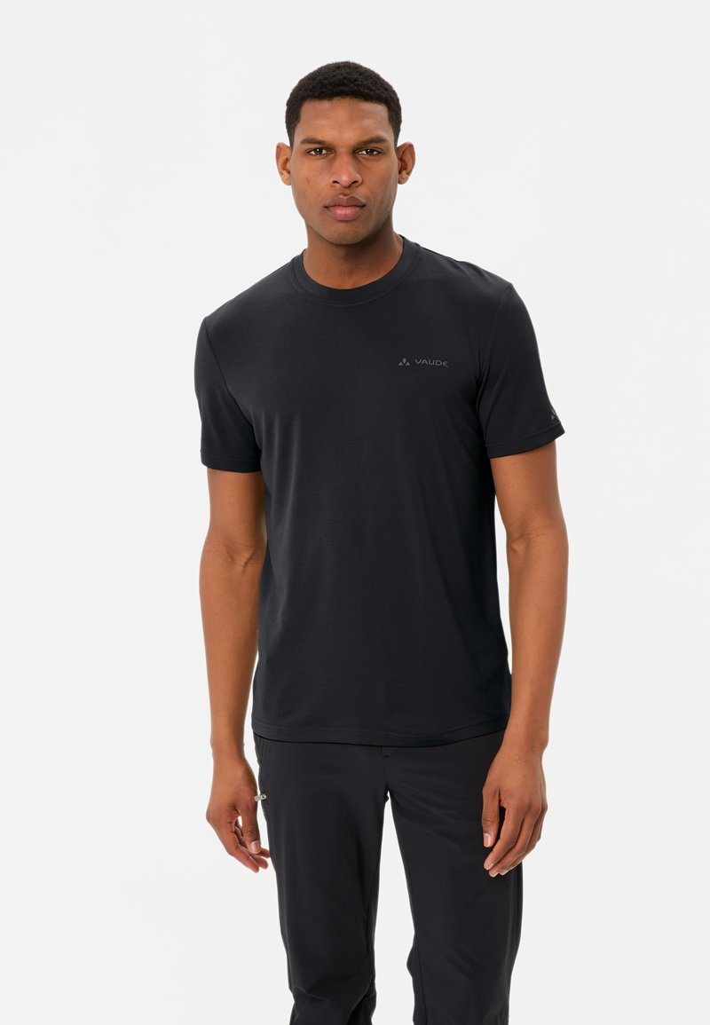 T-shirt nera a maniche corte con colletto rotondo, realizzata in tessuto liscio. Presenta un logo discreto sul petto e un design aderente.