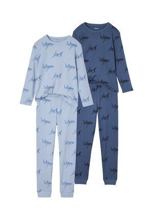 Zwei Sets von gerippten Kinderpyjamas, eines hellblau und eines dunkelblau, beide mit wiederholten Haifischmotiven auf Oberteil und Hose.