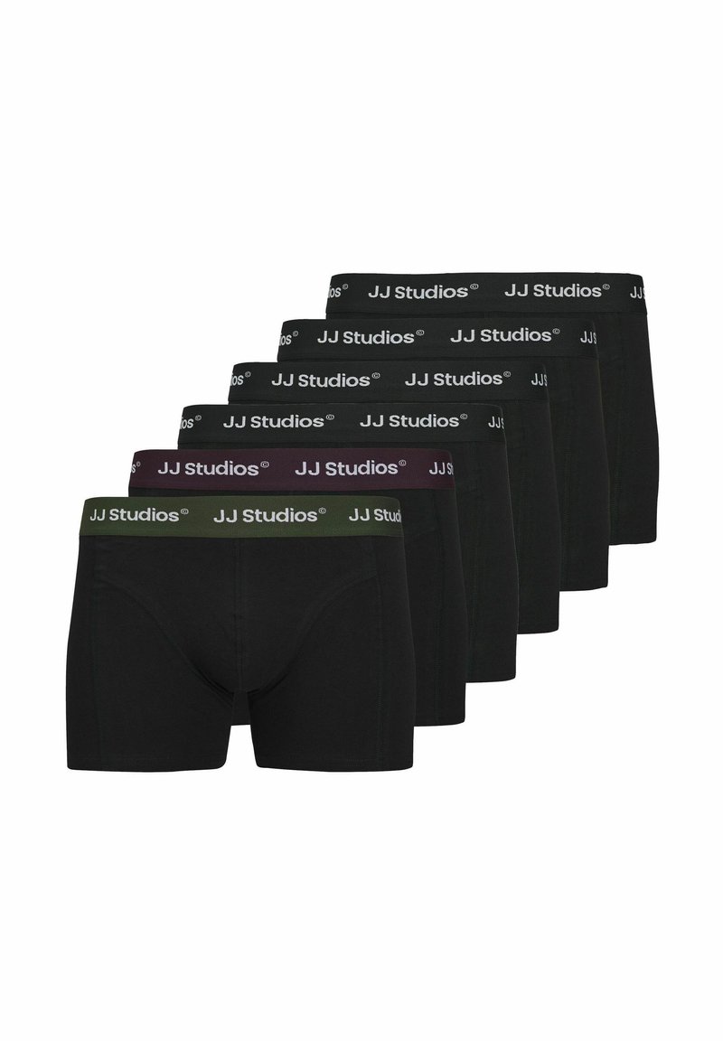 Schwarze Baumwollboxershorts mit elastischem Bund. Verfügbar in unterschiedlichen Bundfarben: olivgrün, dunkelviolett und standard schwarz, jeweils mit einem Logo.