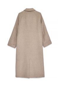 Dlhý béžový vlnený kabát s raglánovými rukávmi a klopovým golierom. Hladká textura, rovný strih a detail stredného chrbta.