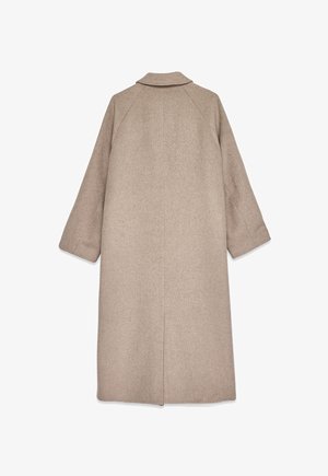Ilgas, beige spalvos vilnonis paltas su raglano rankovėmis ir iškirpte. Lygus paviršius, tiesus kirpimas ir centrinė nugaros siūlė.