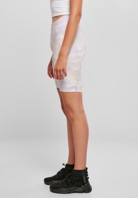 High-waistede biker shorts i et lyse pastelfarvet lilla camouflage-mønster. Fremstillet af strækbart stof, med midt på låret længde og glat tekstur.