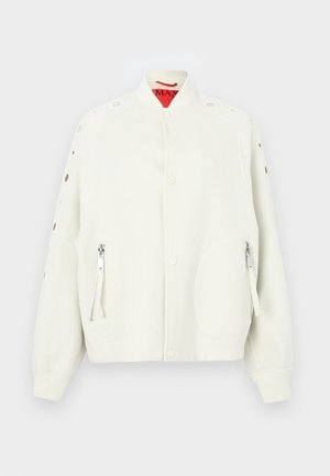 Λευκό μπουφάν bomber με ψηλό γιακά, κουμπιά τύπου κλιπ, πλαϊνές τσέπες με φερμουάρ και διακοσμητικές λεπτομέρειες με μεταλλικά κουμπώματα στα μανίκια. Μαλακή υφή υφάσματος.