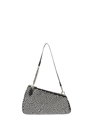 Borsa a tracolla nera con borchie argentate su tutta la superficie e una tracolla sottile con anelli a catena su un lato.