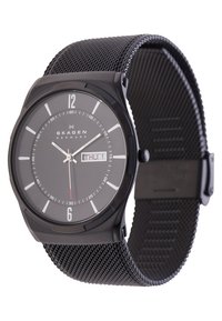 Reloj de acero inoxidable negro con esfera redonda, correa de malla, dial gris, marcadores de hora blancos y pantalla de fecha que indica jueves.