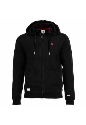 Schwarzer Kapuzenpullover mit Reißverschluss, Fronttaschen, Kordelzug, rotem gesticktem Logo auf der Brust und einem kleinen Aufnäher am linken Ärmelbündchen.