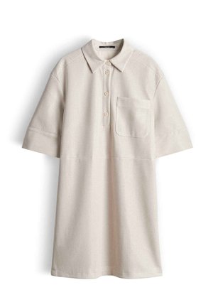 Beige polo jurk met korte mouwen, textuurstof, knoopsluiting, puntige kraag en borstzak op een witte achtergrond.