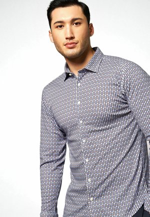 Langarm-Hemden mit einem gemusterten Design in Blau, Braun und Weiß. Hergestellt aus glattem Stoff mit klassischem Kragen und taillierter Passform.
