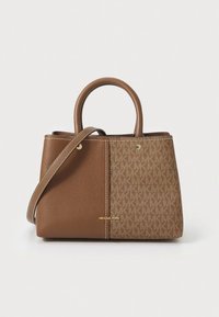 Sac à main en cuir marron présentant une surface texturée, un design bicolore et des accents métalliques dorés. Comprend des poignées supérieures courtes et une bandoulière.