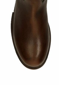 Brauner Lederstiefel mit strukturierter Oberfläche, abgerundetem Zehenbereich und einer durchgehenden schwarzen Sohle. Verfügt über minimale Nähte und Ösen-Akzente.