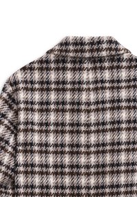 Braun- und cremefarbener kariierter Blazer aus strukturiertem Material, mit einem klassischen Kragen und sichtbaren Nähdetails auf der Rückseite.