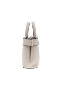 Sac à main en cuir beige avec un design structuré, double poignée supérieure et un accent doré sur la sangle. Texture lisse et forme compacte.